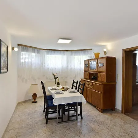 Geraeumige Kellerwohnung In Der Naehe Von *
