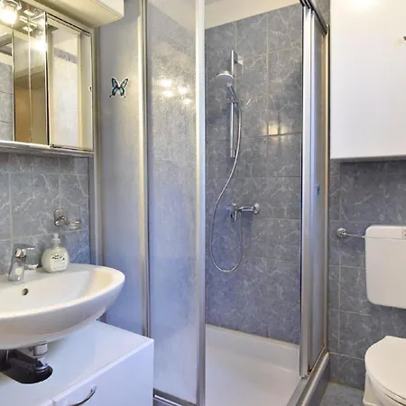 Geraeumige Kellerwohnung In Der Naehe Von Apartment *