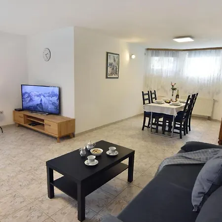 Apartment Geraeumige Kellerwohnung In Der Naehe Von Umag
