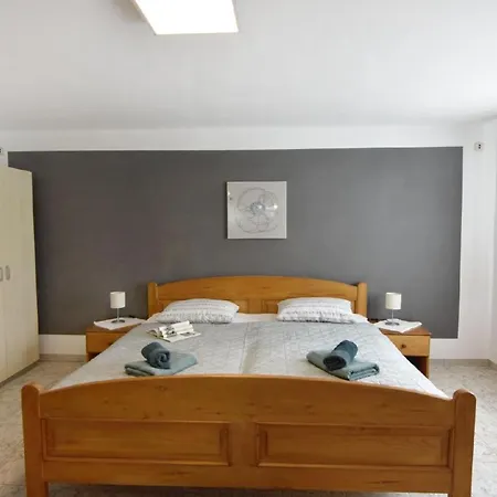 Geraeumige Kellerwohnung In Der Naehe Von * Umag