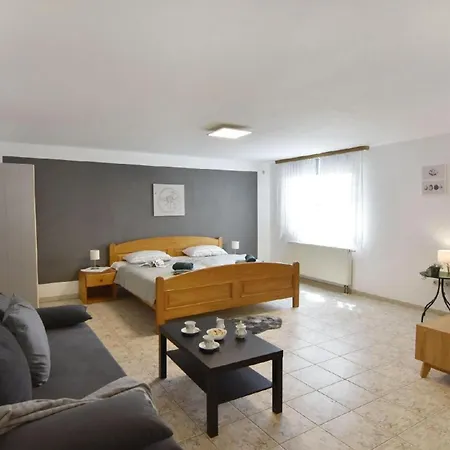 Geraeumige Kellerwohnung In Der Naehe Von Apartment *