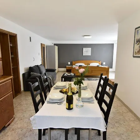 Geraeumige Kellerwohnung In Der Naehe Von *
